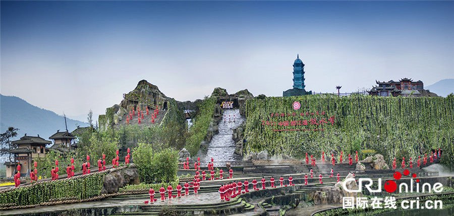 2017中國·都江堰放水節盛裝啟幕 重現千年前“古法治水”情景