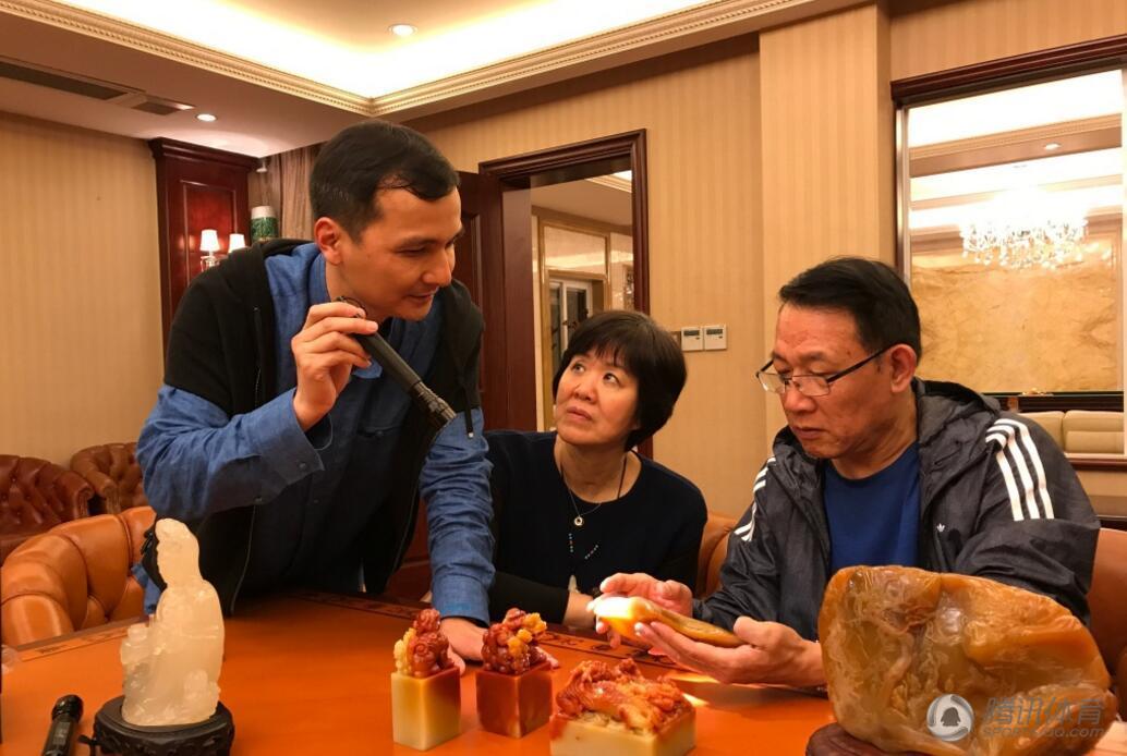 高清：郎平夫婦一同鑒寶 “鐵榔頭”樂在其中