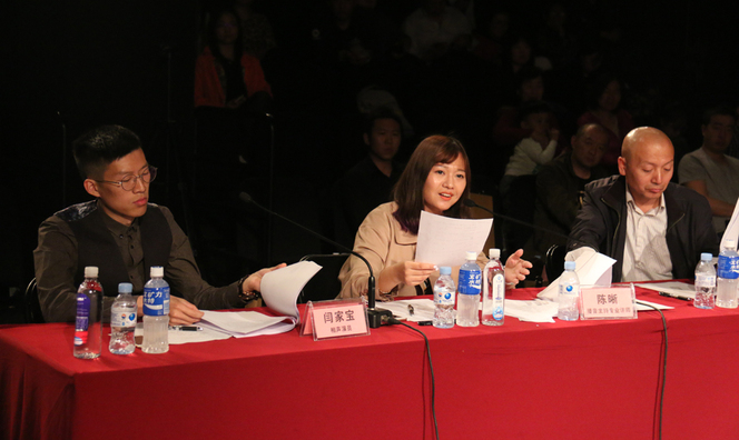 比賽評委正在對參賽選手的表現進行現場打分