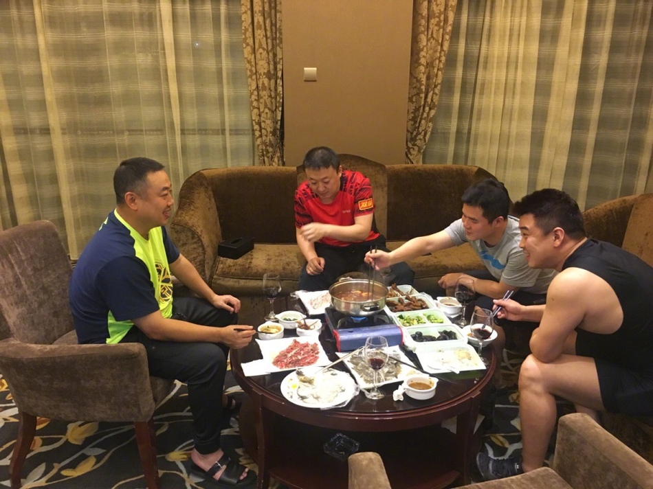 劉國梁指導女隊訓練 同馬琳王皓吃火鍋