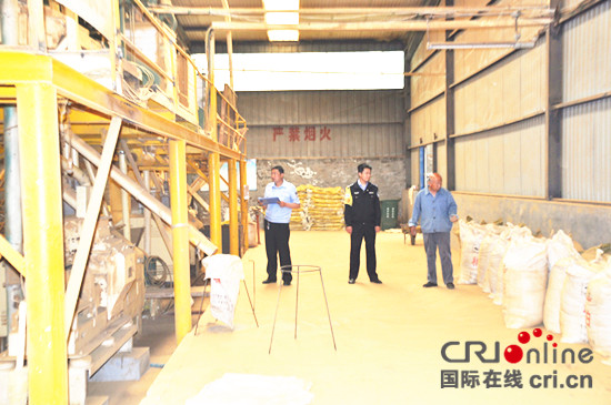 民警深入廠區內部檢查易燃易爆品