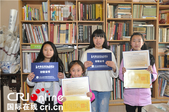 已過審【文化圖文】寫書法 迎“六一”