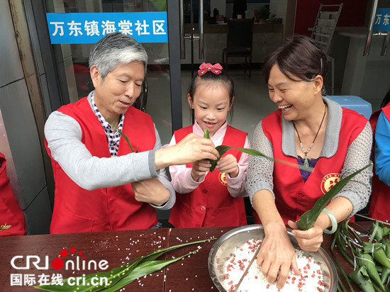 已過審【區縣聯動】【萬盛】萬盛萬東鎮大手小手同包愛心粽 共話端午送祝福【區縣聯動】萬盛萬東鎮：大手小手同包愛心粽