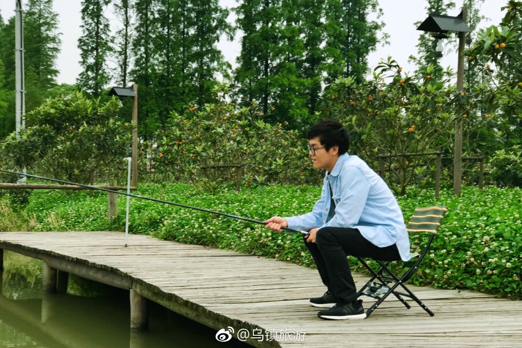 柯潔未因輸棋影響心情 忙裏偷閒烏村釣魚