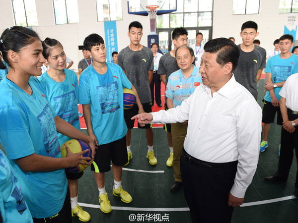 【砥礪奮進的五年】體育強國連著中國夢 定格習近平與青少年在一起的"體育鏡頭"