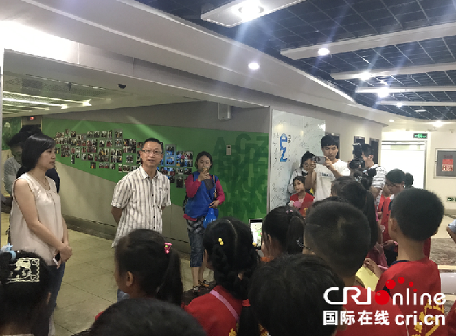 國際在線副總裁高總向小記者們介紹國際臺
