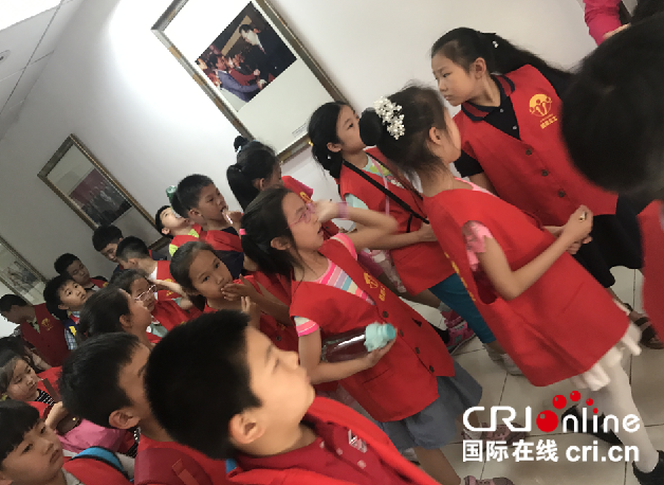 小記者們興奮地走在國際臺的辦公樓裏