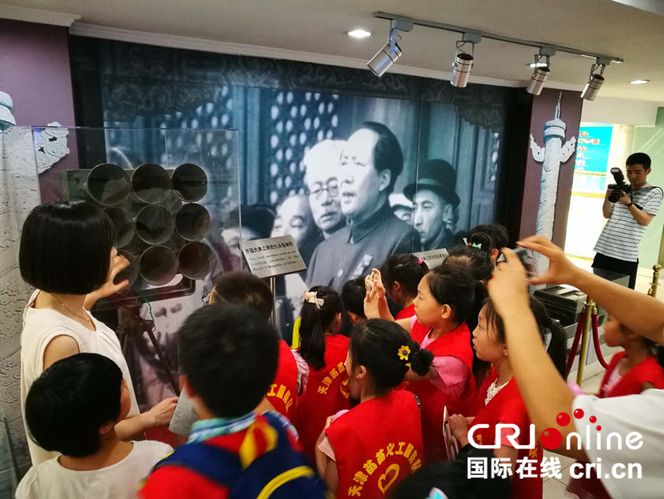 小記者們圍著地球儀好奇地看個不停