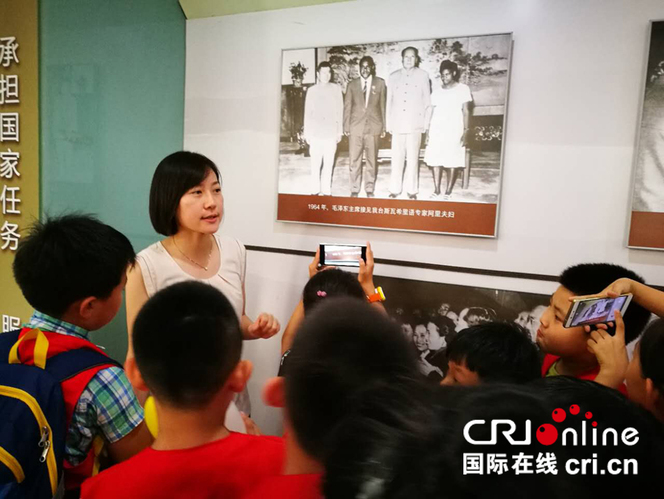 國際在線記者在為小記者們講解國際臺曆史