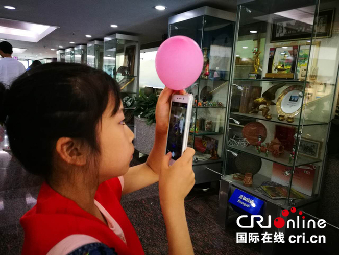 小記者用手機記錄下參觀的展品