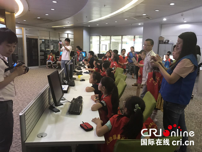 小記者們來到了中國國際廣播電臺新聞中心媒資大平臺