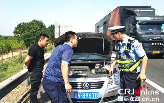 濱州高速支隊民警對來往車輛進行檢查