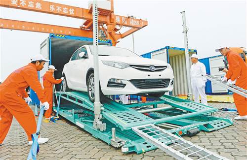 【聚焦重慶】汽車集裝箱裏運輸 渝滬聯手探索長江水運新方式