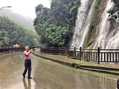 【行遊巴渝標題摘要】南泉“峭壁飛泉”雨中現身 泉水一度衝到公路上