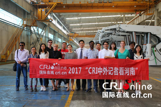 【風景這邊獨好】印度籍記者:看了鄭煤機生産線 相信“中國製造”水準(頁面標題:拍攝液壓支架) 【風景這邊獨好】印度籍記者:看了鄭煤機生産線 相信“中國製造”水準(頁面標題:拍攝液壓支架)