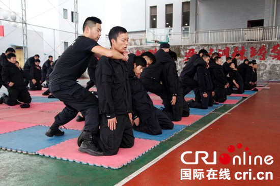 已過審【CRI專稿列表】重慶舉行“走進警營·戰訓印象”警民互動體驗活動