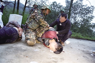 【法制安全】叢林暗藏制毒窩點 民警在懸崖上開闢抓捕通道