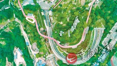 【區縣聯動】【渝中】渝中：17部扶梯相連 這條觀光道 請你走一走 【區縣聯動】渝中：這條觀光道 請你走一走 【行遊巴渝標題摘要】橫跨螺旋式隧道 17部扶梯相連的觀光道 請你走一走
