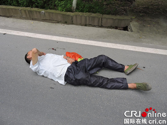 已過審【法制安全】過路人被當肇事者 民警澄清醉漢跌倒真相