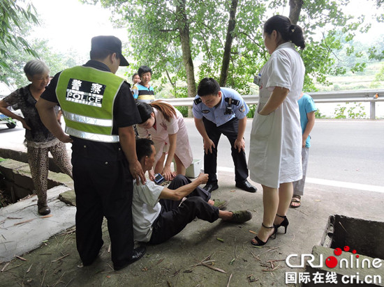 已過審【法制安全】過路人被當肇事者 民警澄清醉漢跌倒真相