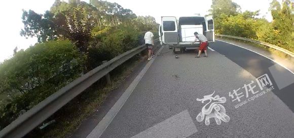 【法制安全】貨車高速路爆胎 駕駛員超車道上淡定換胎