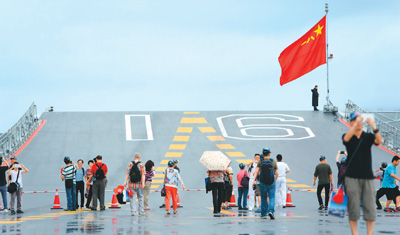 遼寧艦停靠引發香江熱潮：千帆萬桅不如你