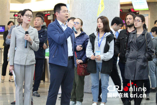 【灃東專題 左上圖 顯示圖在稿件最下方】CRI中外記者走進灃東新城自貿區綜合服務大廳感受便捷服務