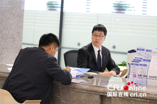 【灃東專題 左上圖 顯示圖在稿件最下方】CRI中外記者走進灃東新城自貿區綜合服務大廳感受便捷服務