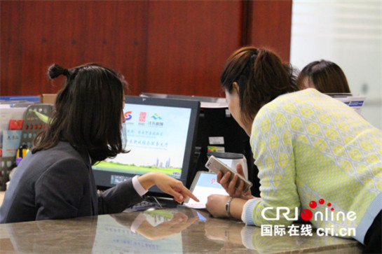 【灃東專題 左上圖 顯示圖在稿件最下方】CRI中外記者走進灃東新城自貿區綜合服務大廳感受便捷服務