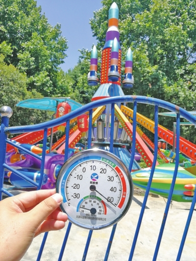 【頭條列表】高溫下的鄭州：戶外設施＞50℃  健身器材遊樂設施無人碰