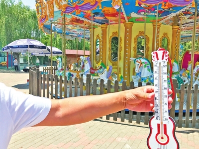 【頭條列表】高溫下的鄭州：戶外設施＞50℃  健身器材遊樂設施無人碰