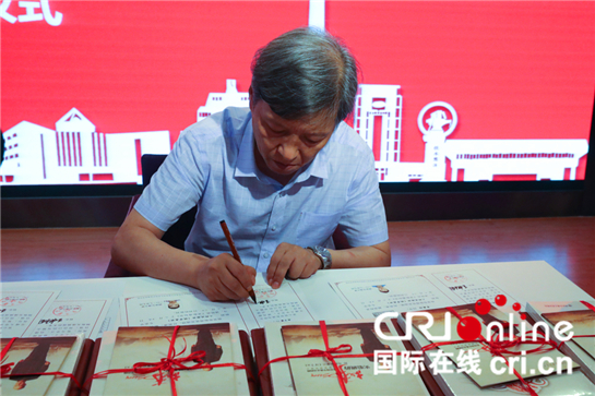 活動_fororder_王樹國校長親筆簽署錄取通知書（西安交通大學 供圖）_副本