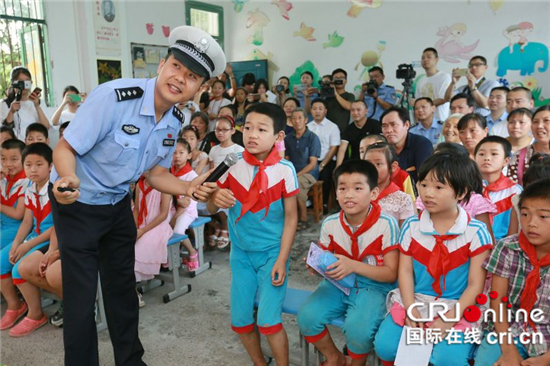 已過審【科教標題摘要】“平安課堂”進校園 留守兒童歡呼漲知識