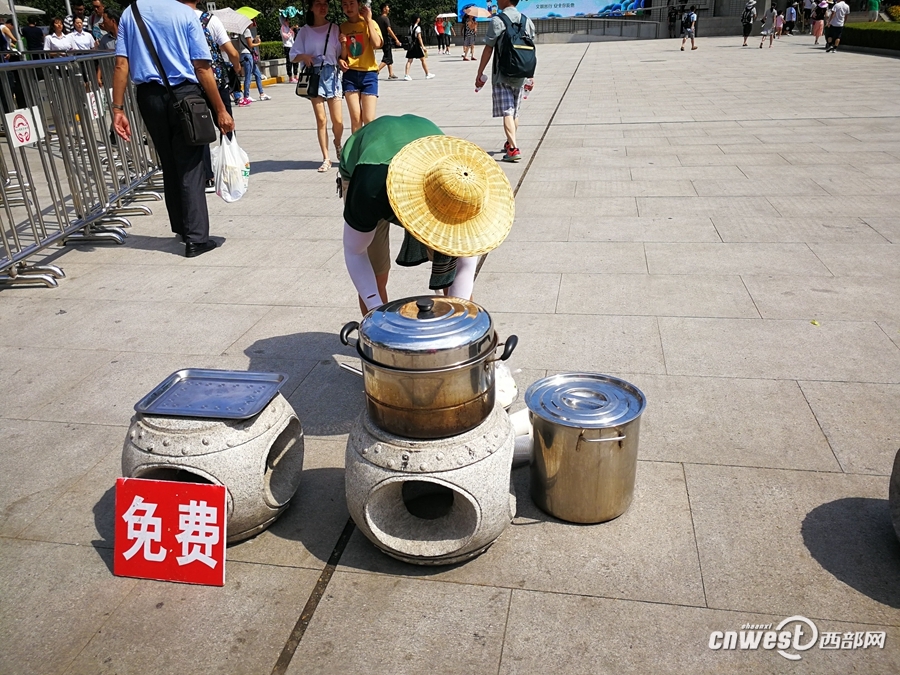 【焦點圖 顯示圖在稿件最下方】三年無私堅守：愛心綠豆湯 炎夏送清涼