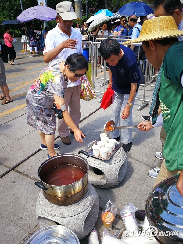 【焦點圖 顯示圖在稿件最下方】三年無私堅守：愛心綠豆湯 炎夏送清涼
