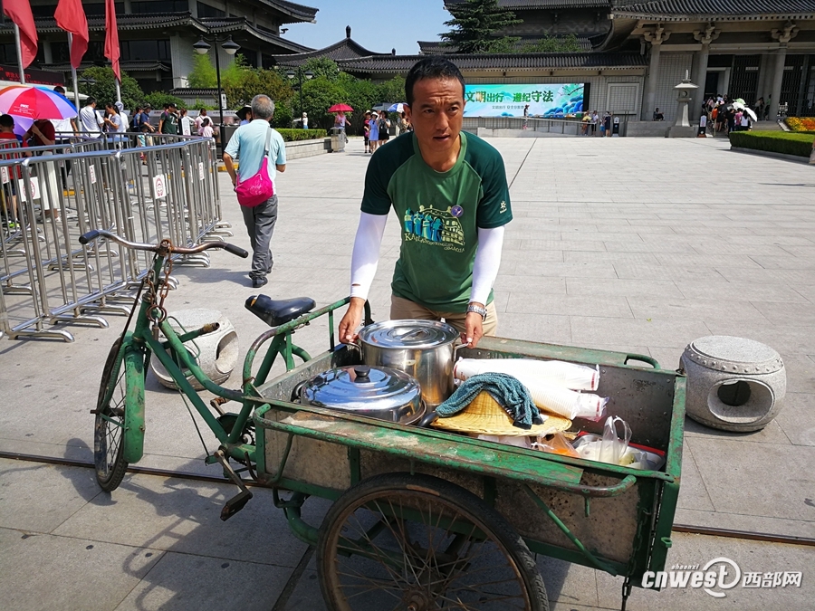 【焦點圖 顯示圖在稿件最下方】三年無私堅守：愛心綠豆湯 炎夏送清涼