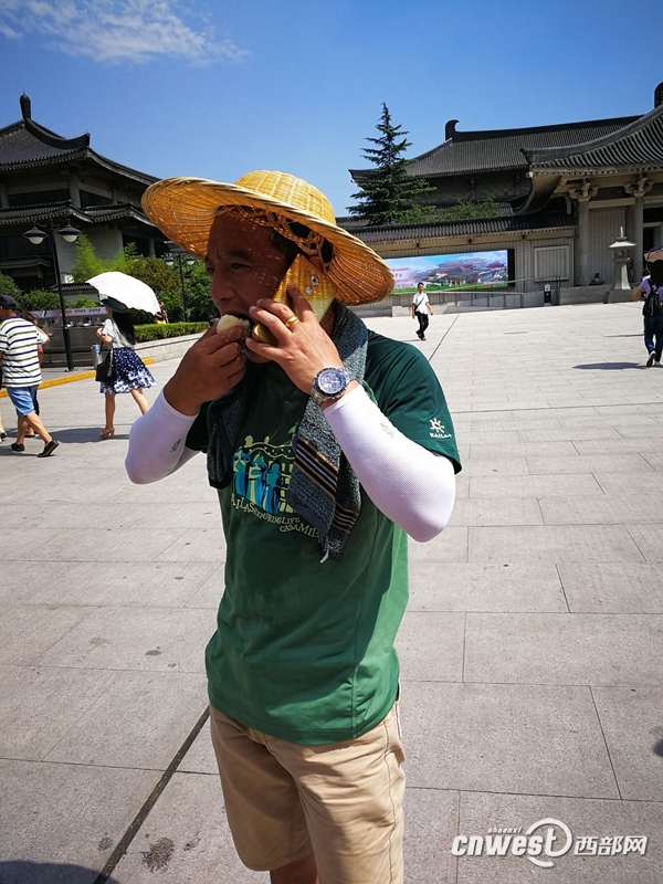 【焦點圖 顯示圖在稿件最下方】三年無私堅守：愛心綠豆湯 炎夏送清涼