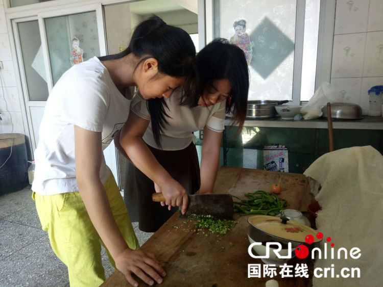 西安戶縣教育局幫扶幹部與幫扶對象結下“母女情”_fororder_QQ圖片20170715130520_副本