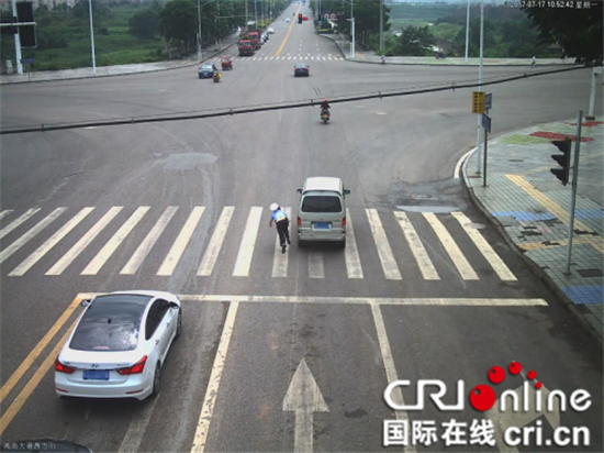 已過審【法制安全】肇事司機逃逸 拖行交警10米被刑拘