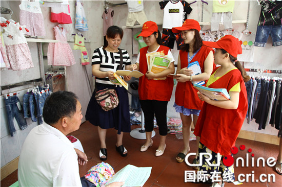 已過審【法制安全】萬盛青年鎮開展“掃黃打非”專項宣傳