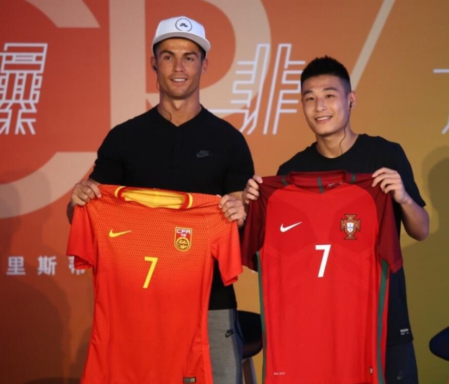 C羅武磊交換球衣 總裁手舉國足7號戰袍