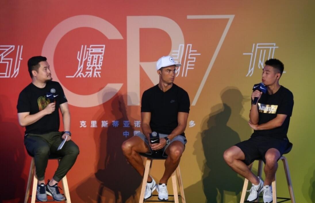 C羅武磊交換球衣 總裁手舉國足7號戰袍