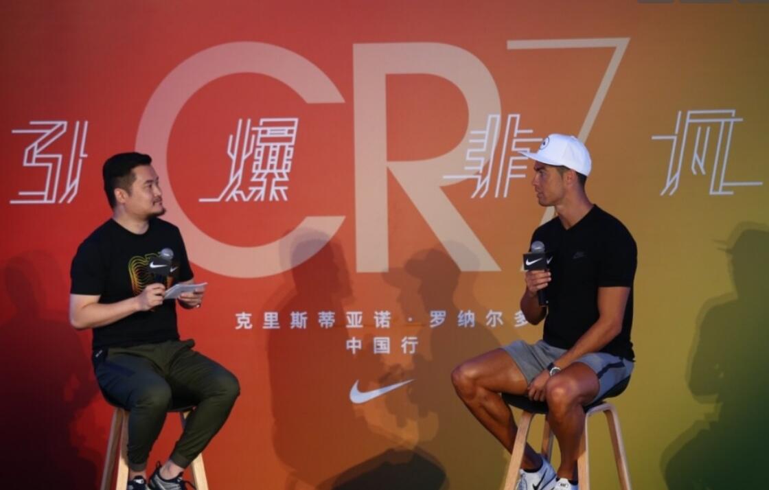 C羅武磊交換球衣 總裁手舉國足7號戰袍