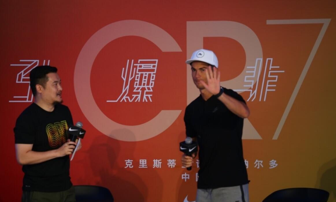 C羅武磊交換球衣 總裁手舉國足7號戰袍