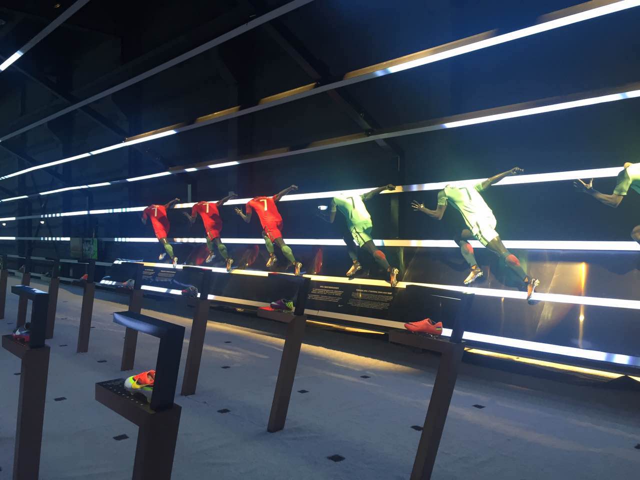 C羅武磊交換球衣 總裁手舉國足7號戰袍