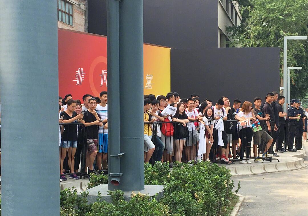 C羅武磊交換球衣 總裁手舉國足7號戰袍