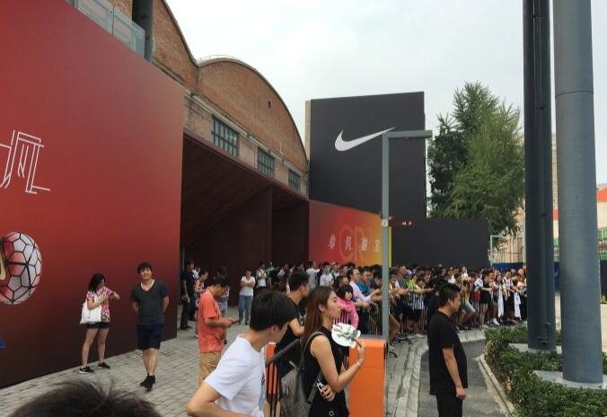 C羅武磊交換球衣 總裁手舉國足7號戰袍