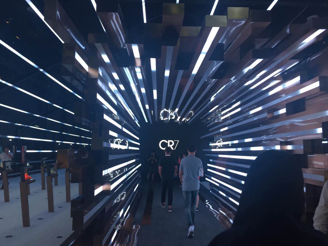 C羅武磊交換球衣 總裁手舉國足7號戰袍