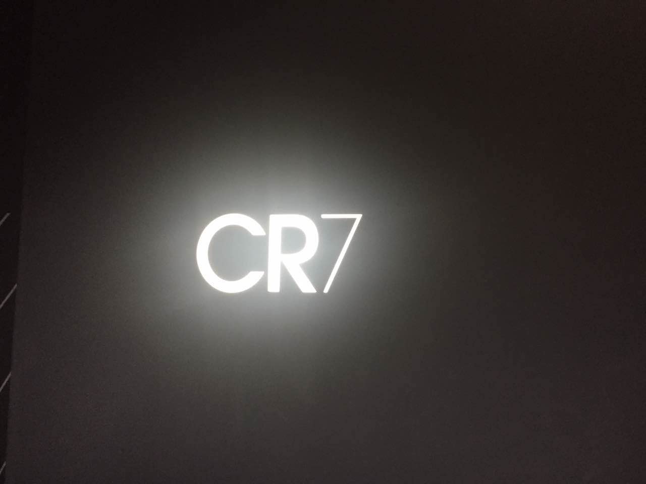 C羅武磊交換球衣 總裁手舉國足7號戰袍