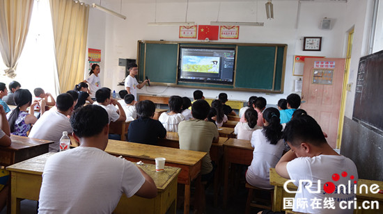臨沂沂水泉莊鎮：大學生支教情暖山村娃_fororder_教授學生PS知識_副本